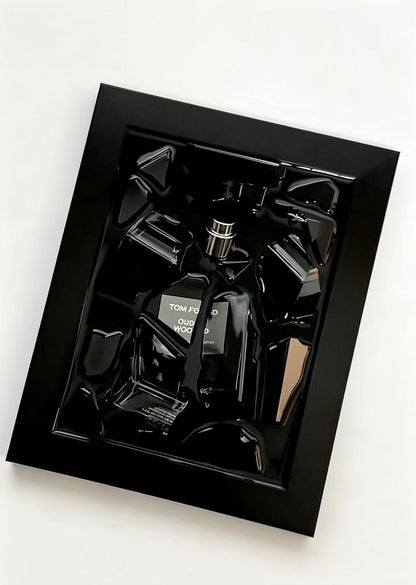 "TOM.FO · OUD · WOO" – Arte de Pared Desestructurado de un Frasco de Tom Ford | Escultura de Vidrio Reciclado Genuino