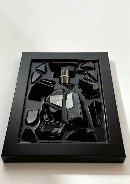 "TOM.FO · OUD · WOO" – Arte de Pared Desestructurado de un Frasco de Tom Ford | Escultura de Vidrio Reciclado Genuino