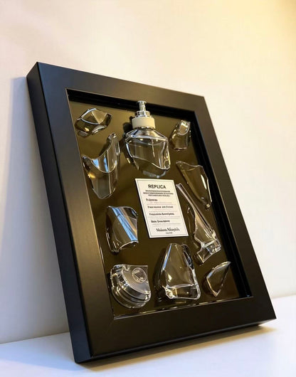 «REPLICA · RÉPLICA · RÉPLIC» – Cristal de perfume original fragmentado | Mural opulento deconstruido.