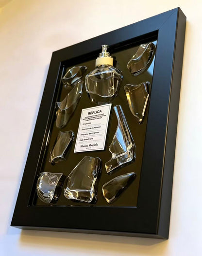 «REPLICA · RÉPLICA · RÉPLIC» – Cristal de perfume original fragmentado | Mural opulento deconstruido.