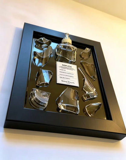 «REPLICA · RÉPLICA · RÉPLIC» – Cristal de perfume original fragmentado | Mural opulento deconstruido.