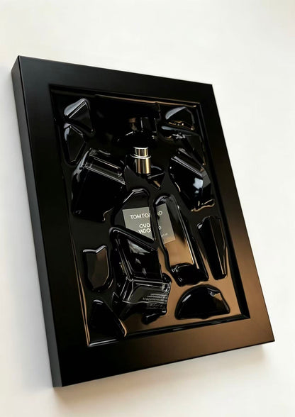 "TOM.FO · OUD · WOO" – Arte de Pared Desestructurado de un Frasco de Tom Ford | Escultura de Vidrio Reciclado Genuino